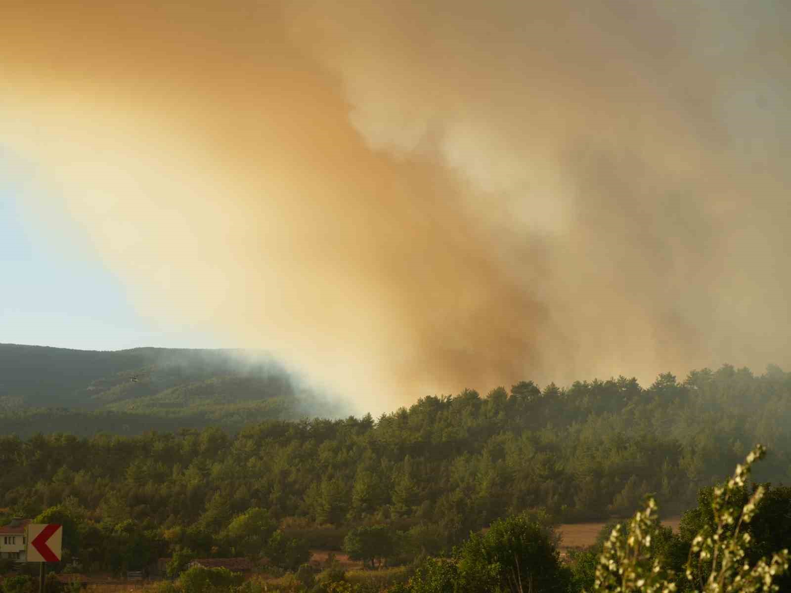 Karab&uuml;k&rsquo;&uuml;n Safranbolu il&ccedil;esi ile Kastamonu&rsquo;nun Ara&ccedil; il&ccedil;esi sınırlarındaki orman yangınları sebebiyle Kastamonu-Karab&uuml;k kara yolu Karab&uuml;k ve Kastamonu&rsquo;nun Ara&ccedil; il&ccedil;eleri arasında ara&ccedil; trafiğine kapatıldı.
