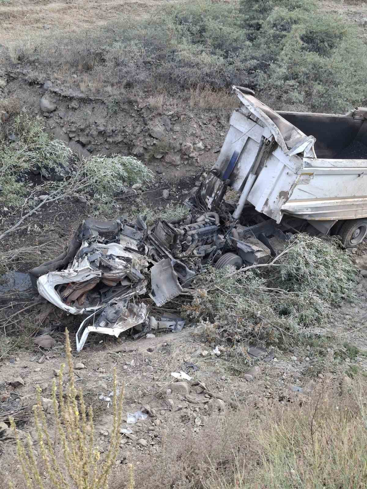 Kamyon şarampole u&ccedil;tu: S&uuml;r&uuml;c&uuml; ağır yaralı
