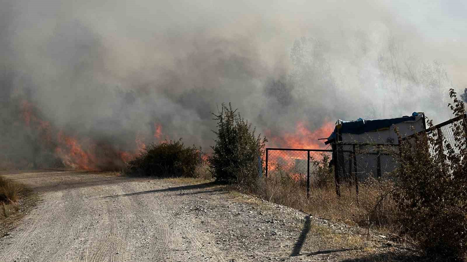 Karab&uuml;k&rsquo;teki yangın evlere sı&ccedil;radı
