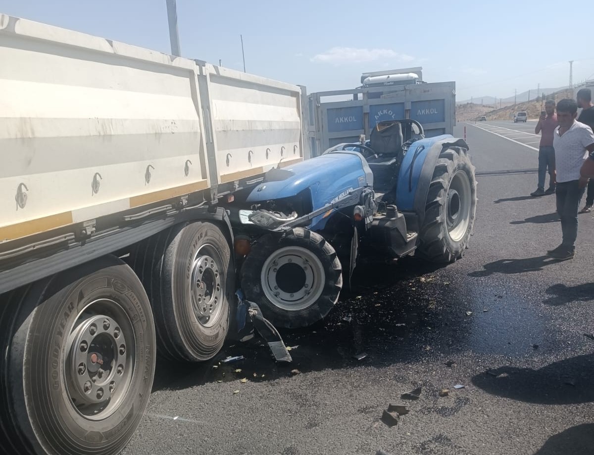 Malatya’da tır ile çarpışan traktörün sürücüsü yaralandı