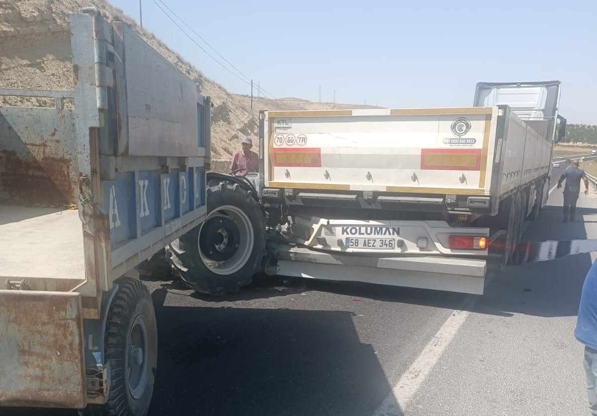 Malatya&rsquo;da tır ile &ccedil;arpışan trakt&ouml;r&uuml;n s&uuml;r&uuml;c&uuml;s&uuml; yaralandı
