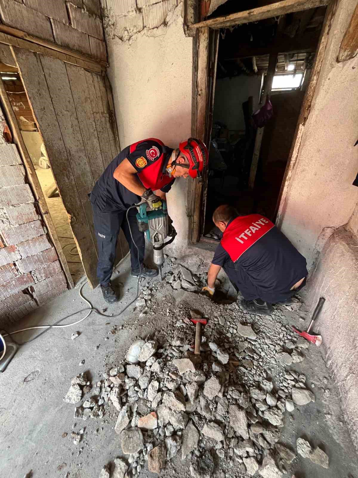 Çocuklar ihbar etti, atık su borusuna sıkışan yavru köpekler kurtarıldı
