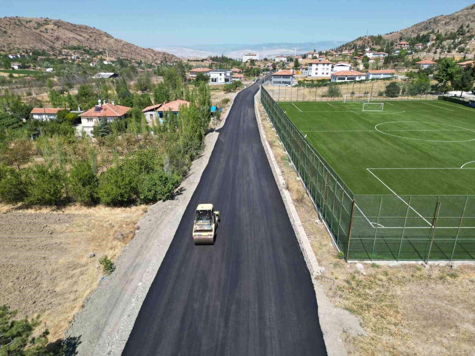 &Ccedil;orum Belediyesi&rsquo;nden Uğurludağ&rsquo;a 2 bin 715 bin ton asfalt desteği

