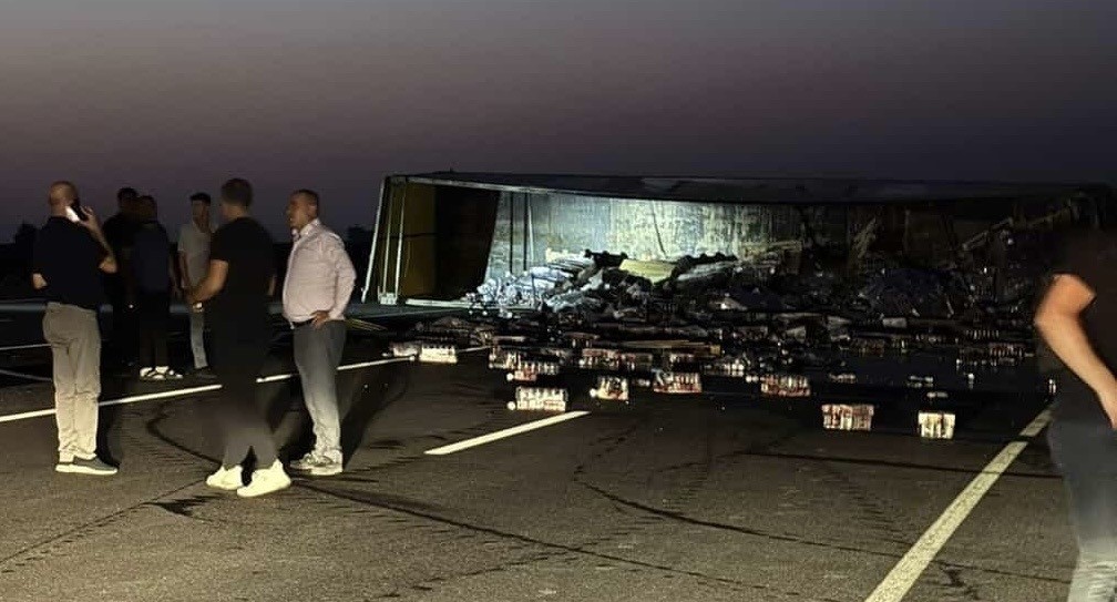 Gaziantep&rsquo;te devrilen meşrubat y&uuml;kl&uuml; tırın s&uuml;r&uuml;c&uuml;s&uuml; yaralandı
