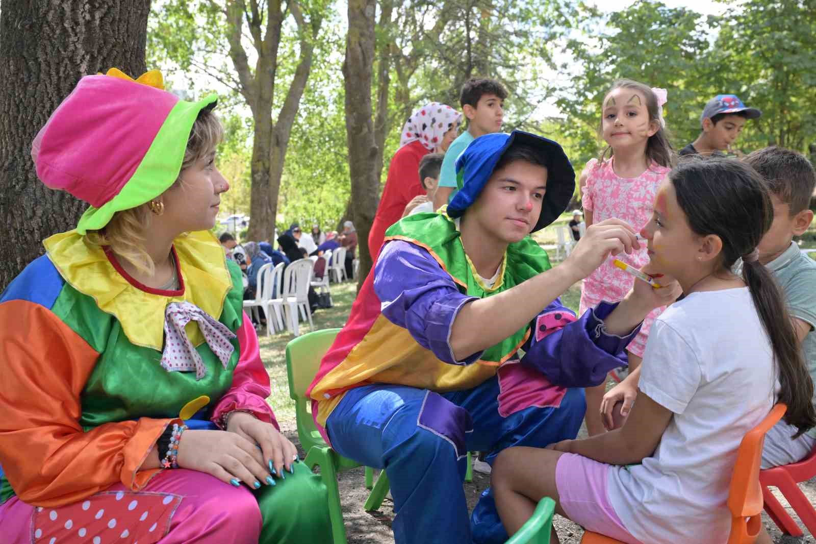 Esenyurt&rsquo;ta 13 mahalleden y&uuml;zlerce vatandaş piknikte buluştu
