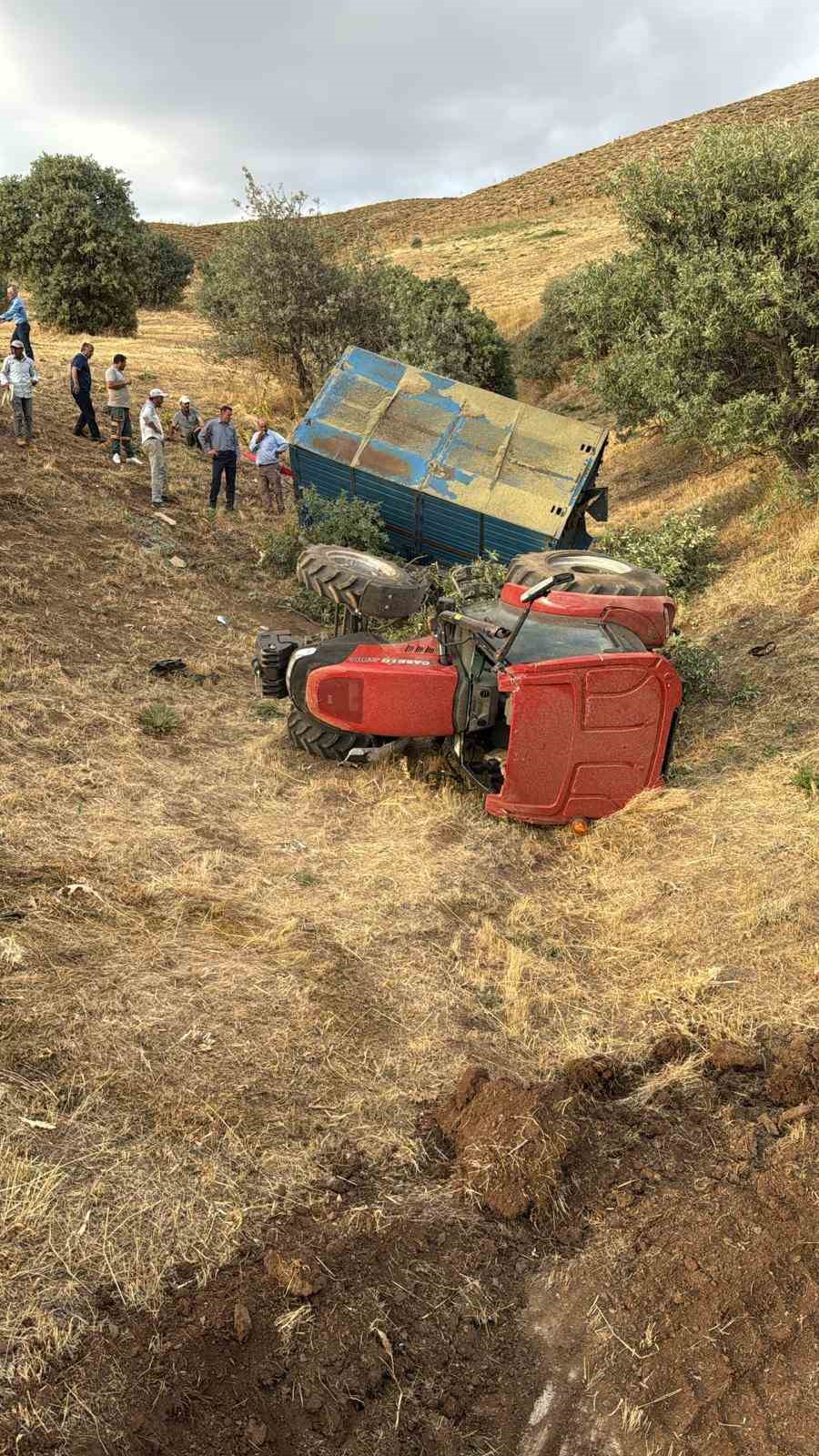 Karayazı’da traktör devrildi