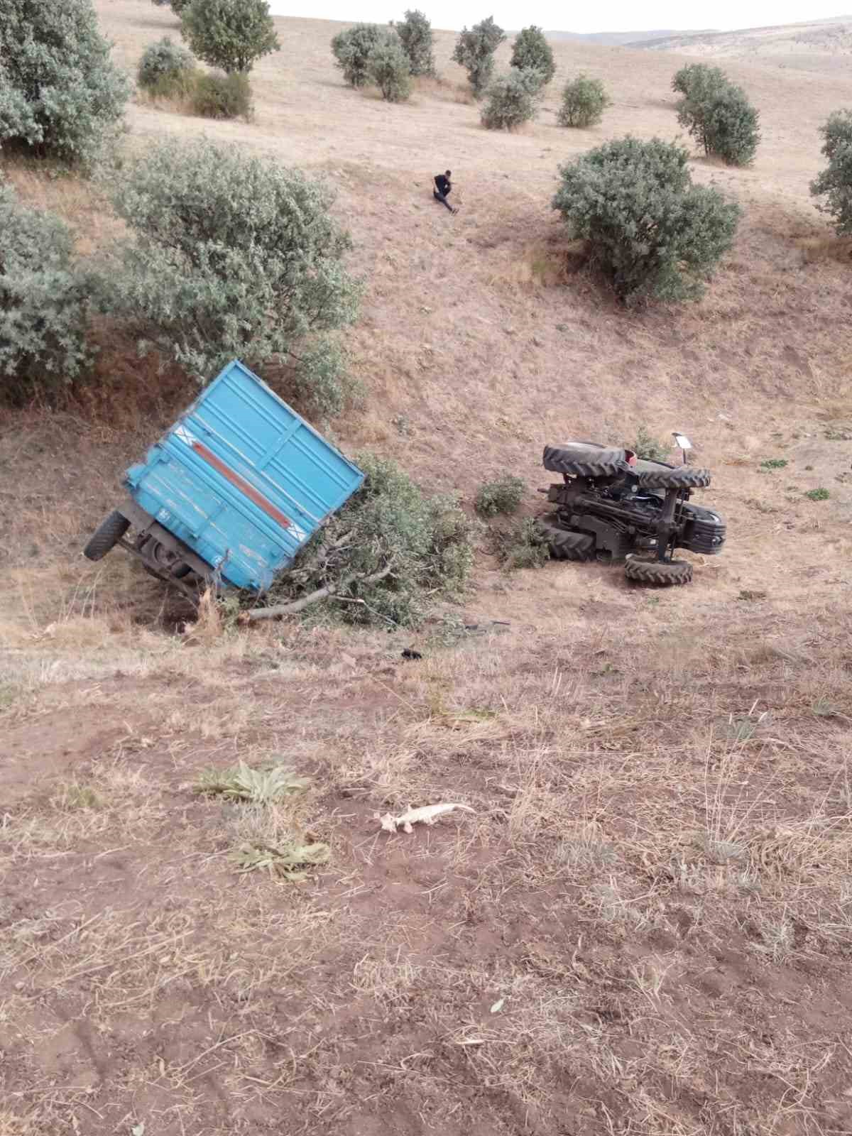 Karayazı&rsquo;da trakt&ouml;r devrildi
