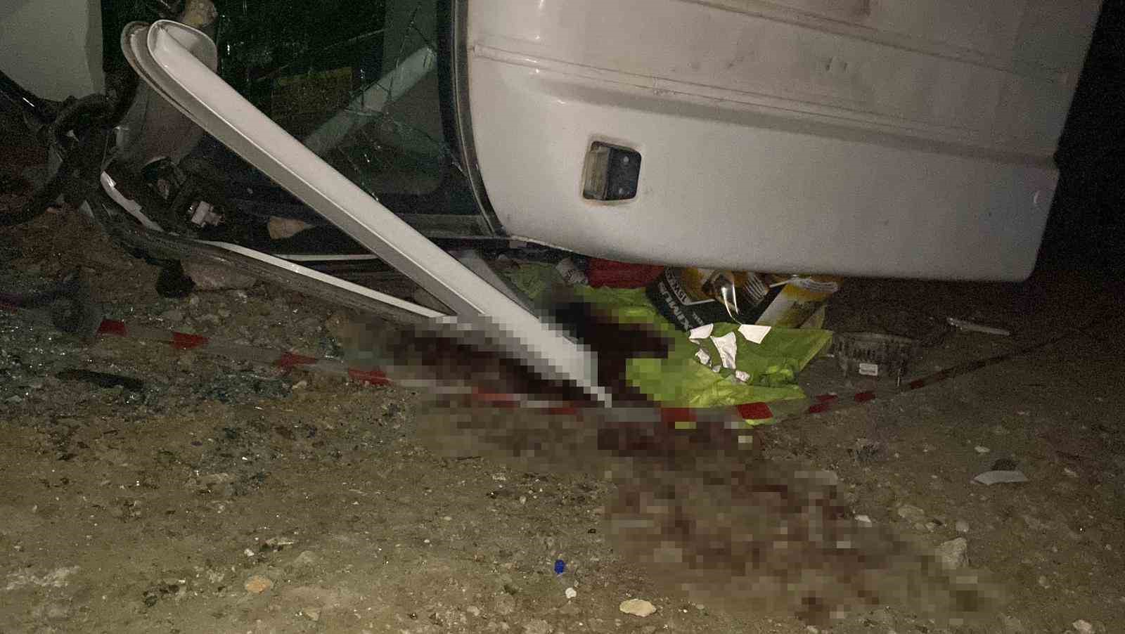 Yük boşalttığı sırada devrilen kamyonun altında kalan sürücü arkadaşlarının çabalarına rağmen öldü