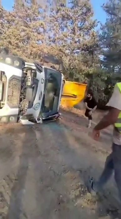 Y&uuml;k boşalttığı sırada devrilen kamyonun altında kalan s&uuml;r&uuml;c&uuml; arkadaşlarının &ccedil;abalarına rağmen &ouml;ld&uuml;
