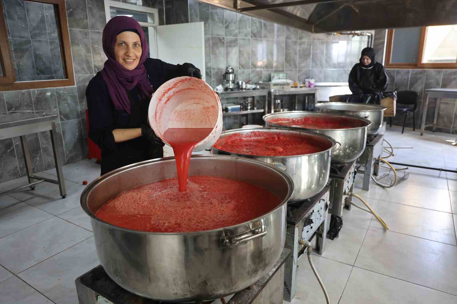 Afetzede kadınların ürettiği domates salçası aile ekonomisine katkı sağlıyor