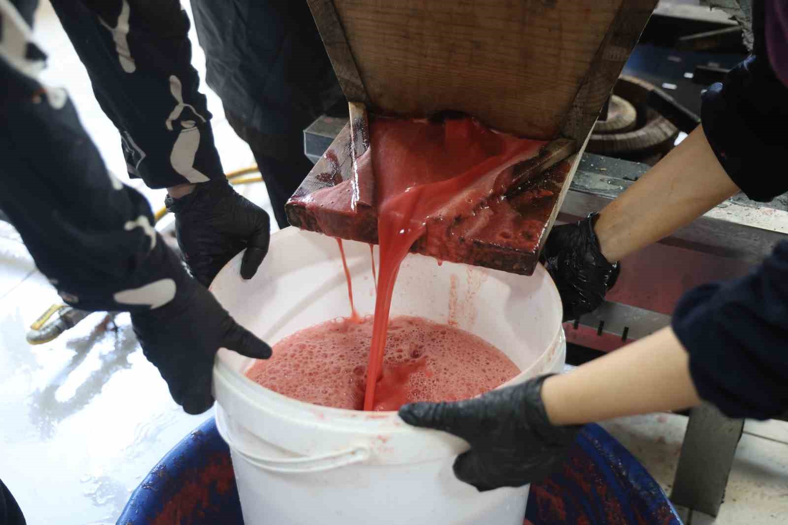 Afetzede kadınların &uuml;rettiği domates sal&ccedil;ası aile ekonomisine katkı sağlıyor
