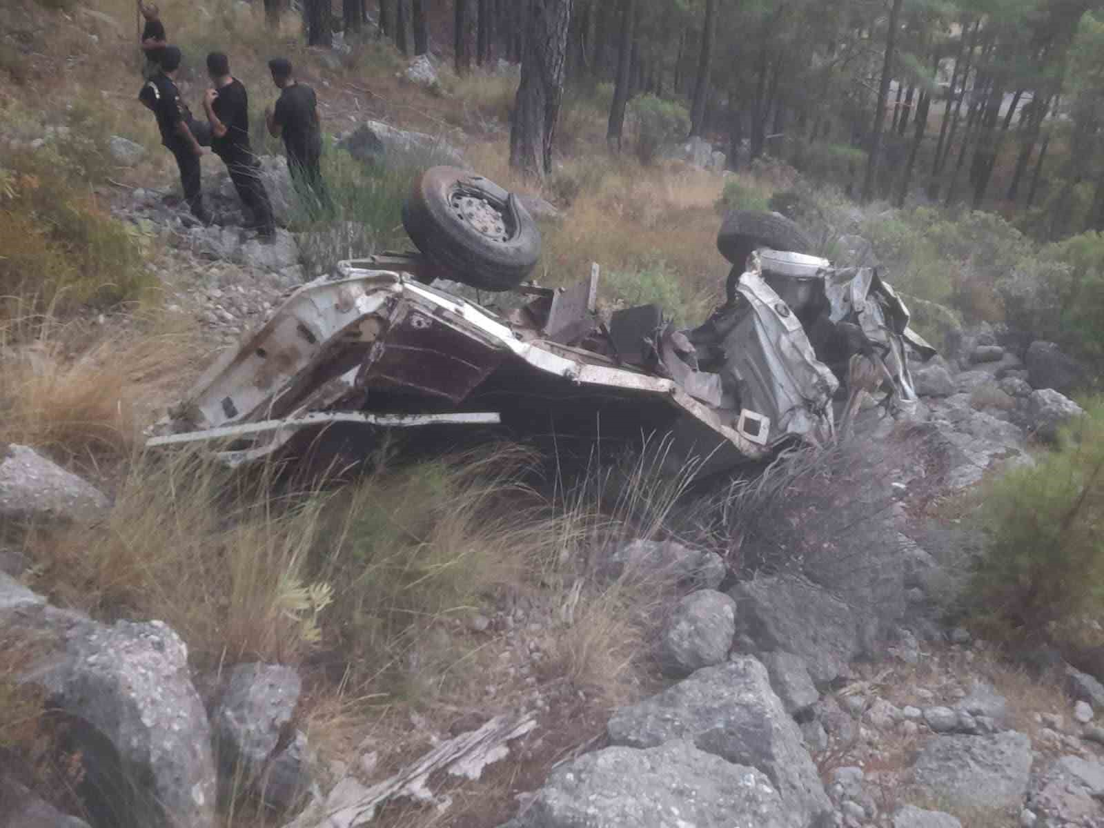 Küçükbaş hayvan yüklü kamyonet uçuruma yuvarlandı: 1 ölü