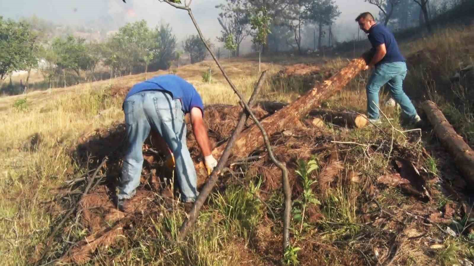 Kadınlar bidonlarla şu taşıyarak yangınlara müdahale etti
