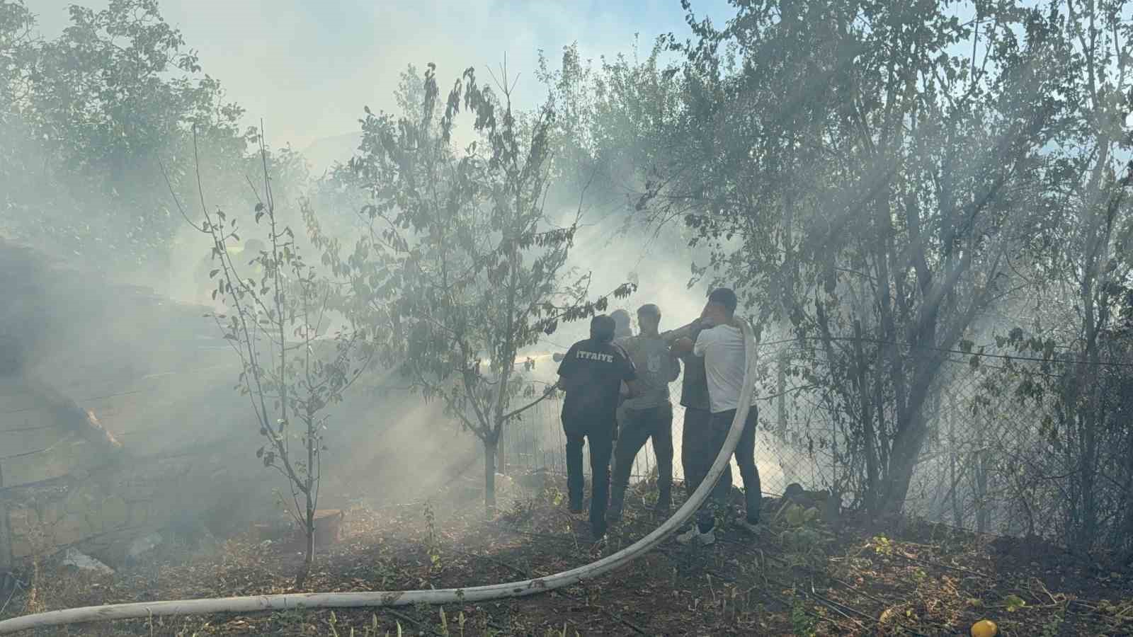 Kadınlar bidonlarla şu taşıyarak yangınlara m&uuml;dahale etti
