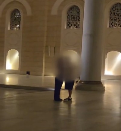 Camide uygunsuz hareketlerde bulunan 2 turist için 1 yıla kadar hapis istemi