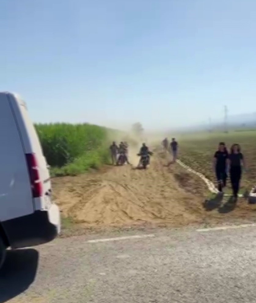 Eğitim ama&ccedil;lı havalanan bir helikopter, İzmir&rsquo;in Torbalı il&ccedil;esine bağlı Kırbaş Mahallesi&rsquo;nde mısır tarlasına d&uuml;şt&uuml;. Olayda 1 pilot hayatını kaybetti.
