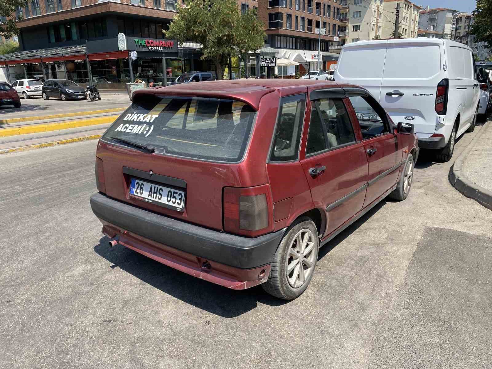 Aracının arka camında ’Dikkat Acemi’ yazıyor, trafikte herkes ondan uzak duruyor