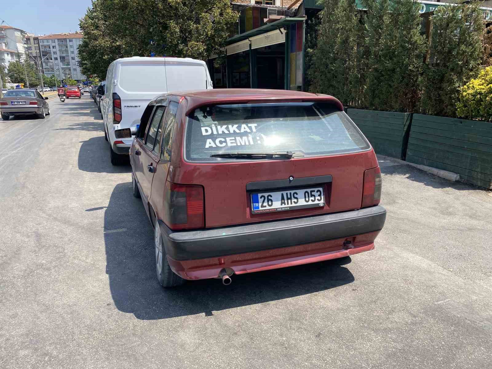 Aracının arka camında &rsquo;Dikkat Acemi&rsquo; yazıyor, trafikte herkes ondan uzak duruyor
