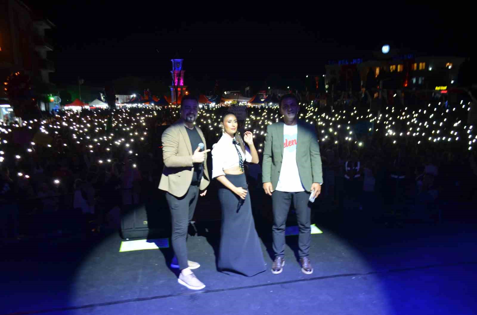 Hande Ünsal Selendi’de konser verdi
