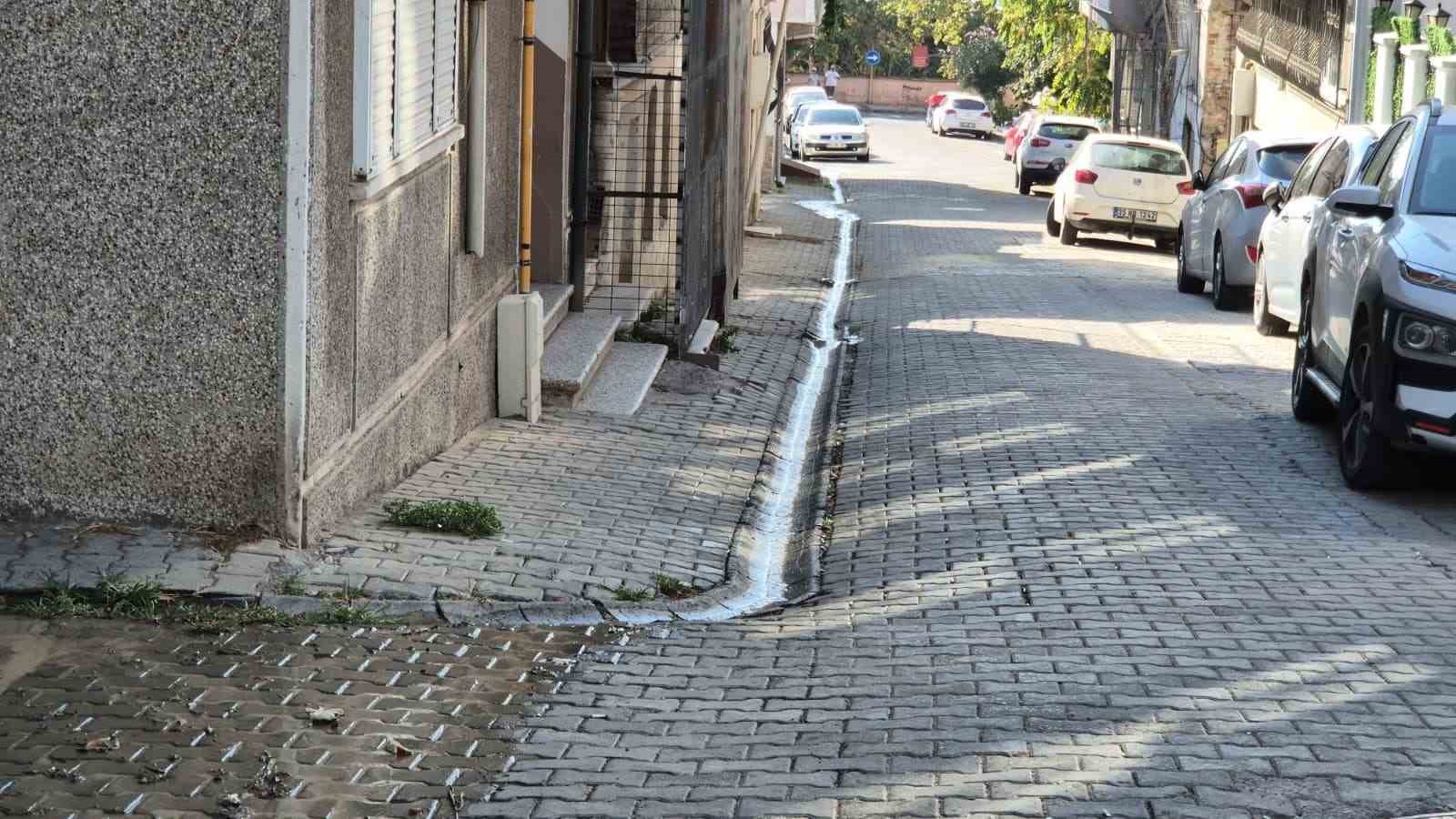 Su stresine rağmen tonlarca su sokaklara akıyor