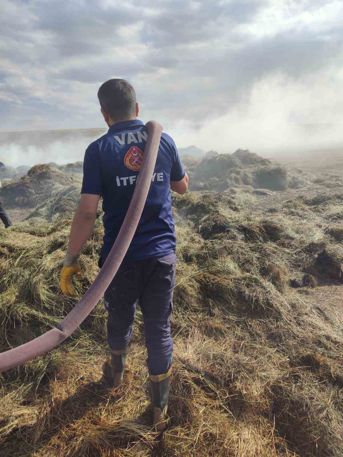 &Ouml;zalp&rsquo;ta &ccedil;ıkan yangında 700 bağ ot, 7 ton saman k&uuml;l oldu
