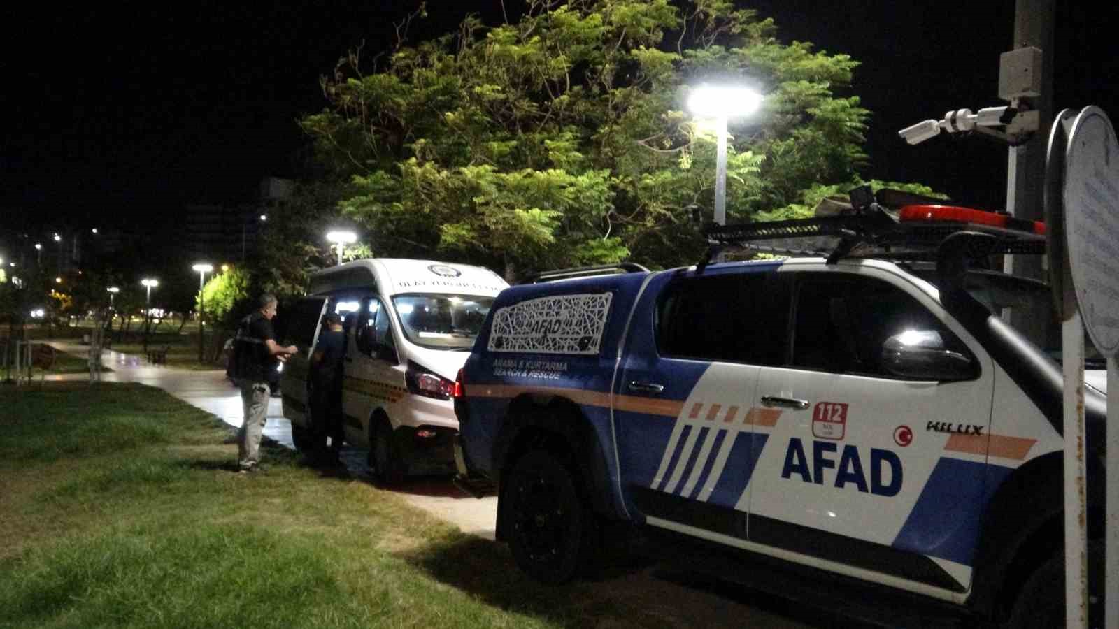 D&uuml;den Şelalesi&rsquo;nde falezlerin kenarında bulunan kadın &ccedil;antası ekipleri alarma ge&ccedil;irdi
