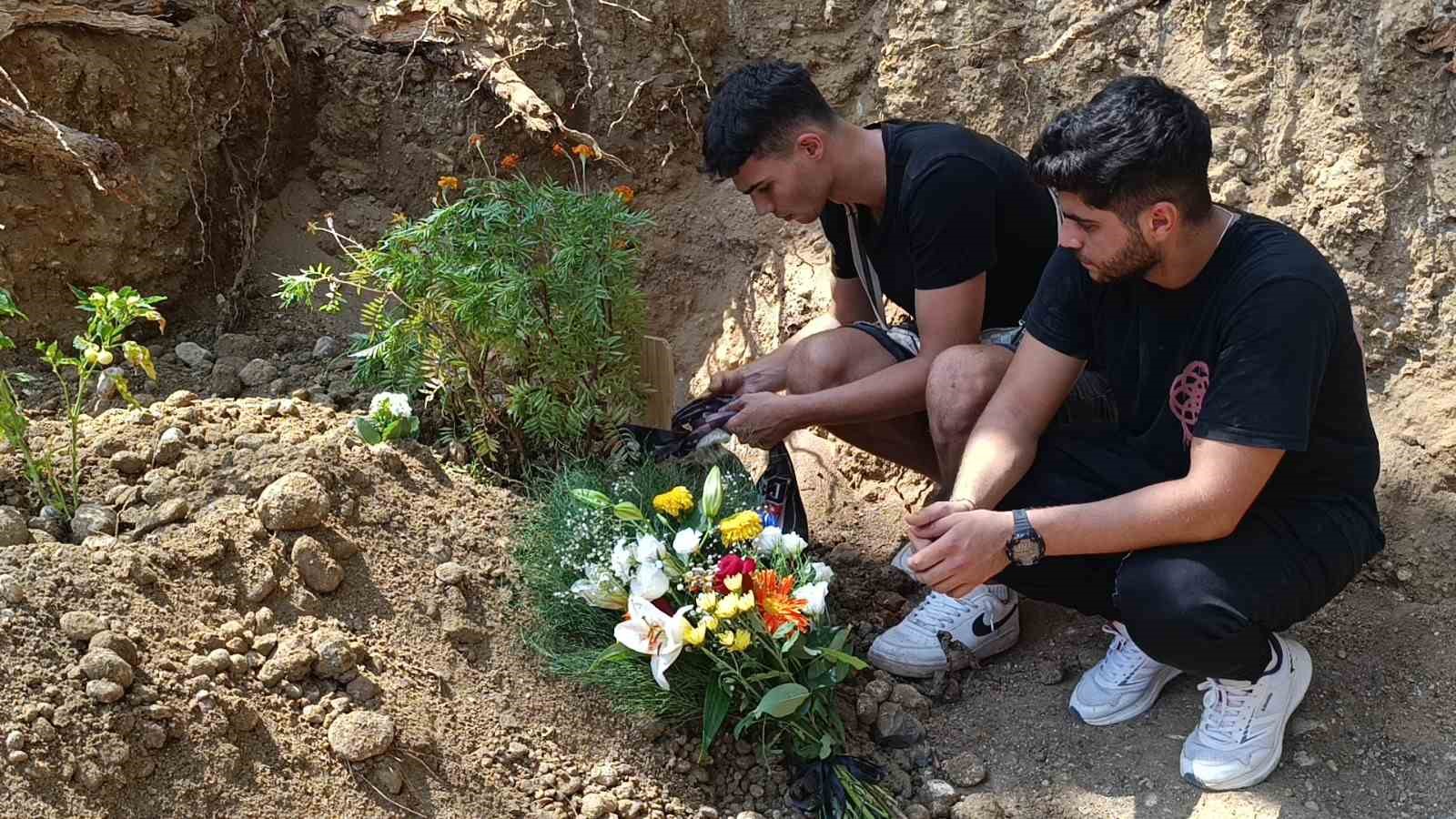 Çatıya hortum bağlayıp 3. kattaki evin balkonuna inmek isterken düşüp ölen  antrenör son yolculuğuna uğurlandı