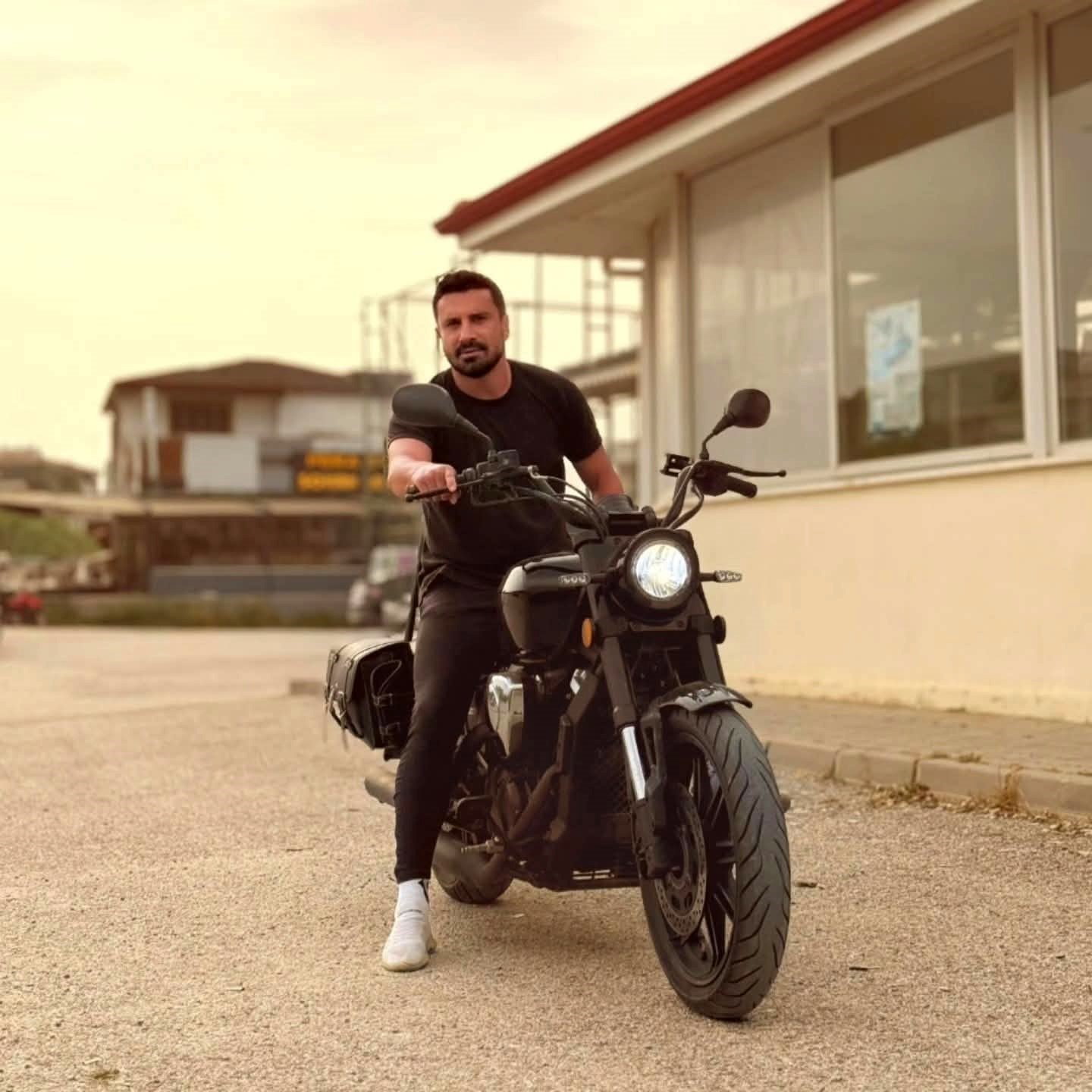 &Ccedil;atıya hortum bağlayıp 3. kattaki evin balkonuna inmek isterken d&uuml;ş&uuml;p &ouml;len  antren&ouml;r son yolculuğuna uğurlandı
