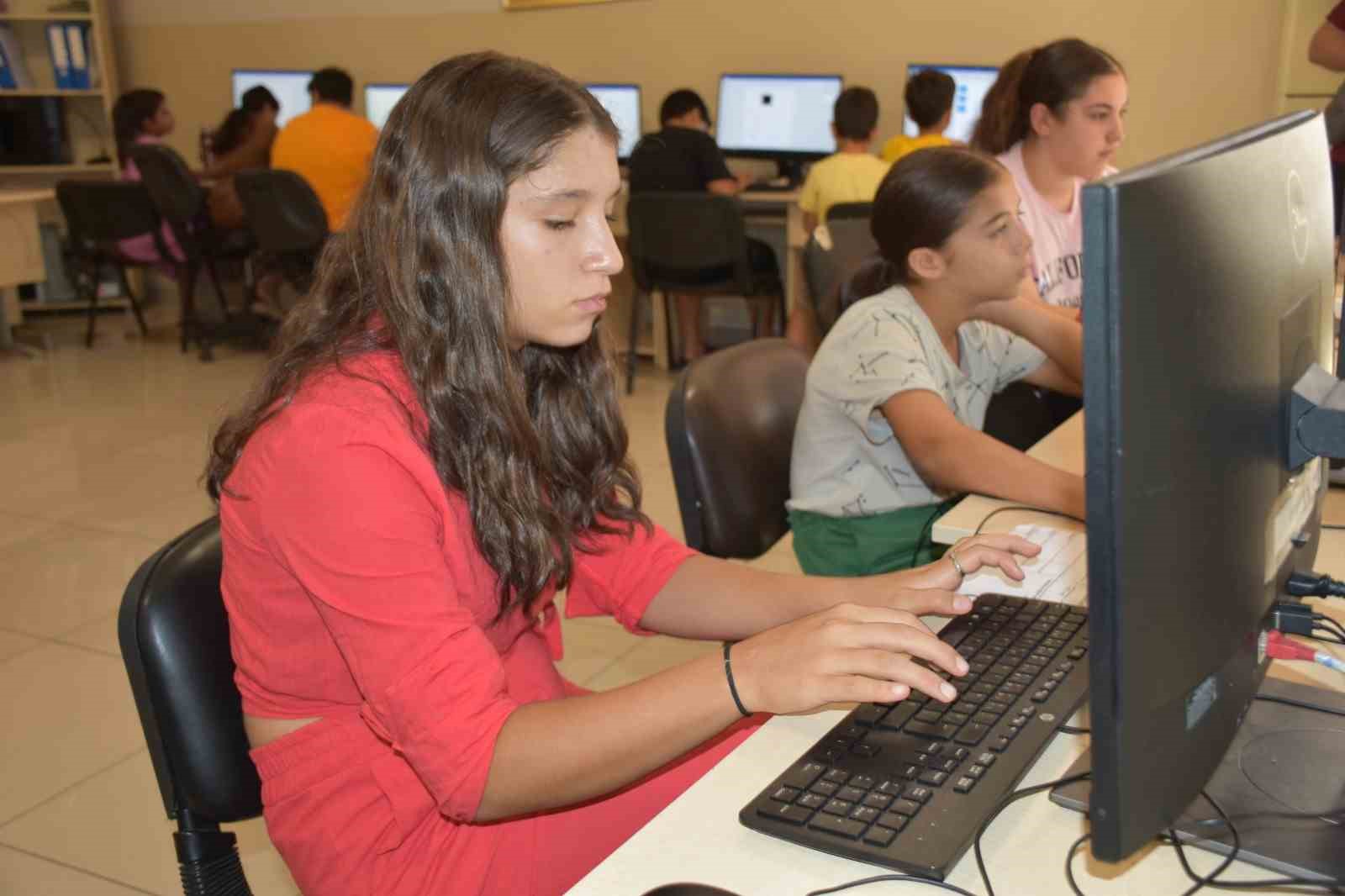 Bilgisayar kurslarıyla hem &ccedil;ocuklara hem yetişkinlere destek
