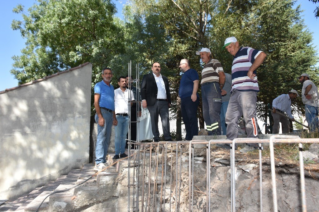 Yıkılın okul duvarı yeniden yapılıyor
