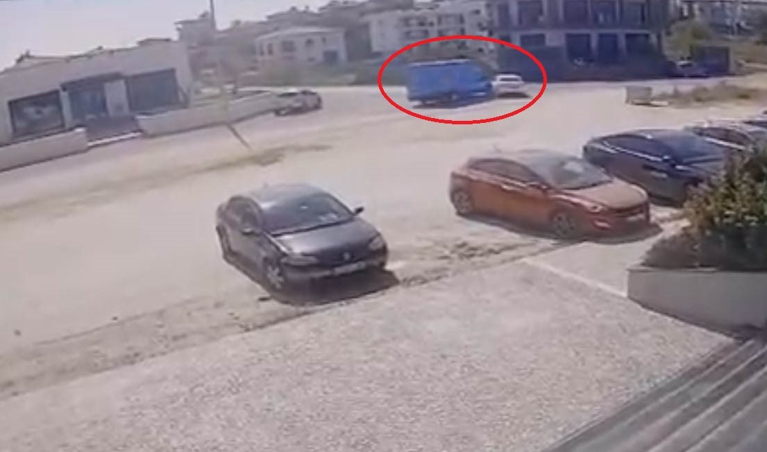 Antalya’da kargo aracıyla otomobil çarpıştı