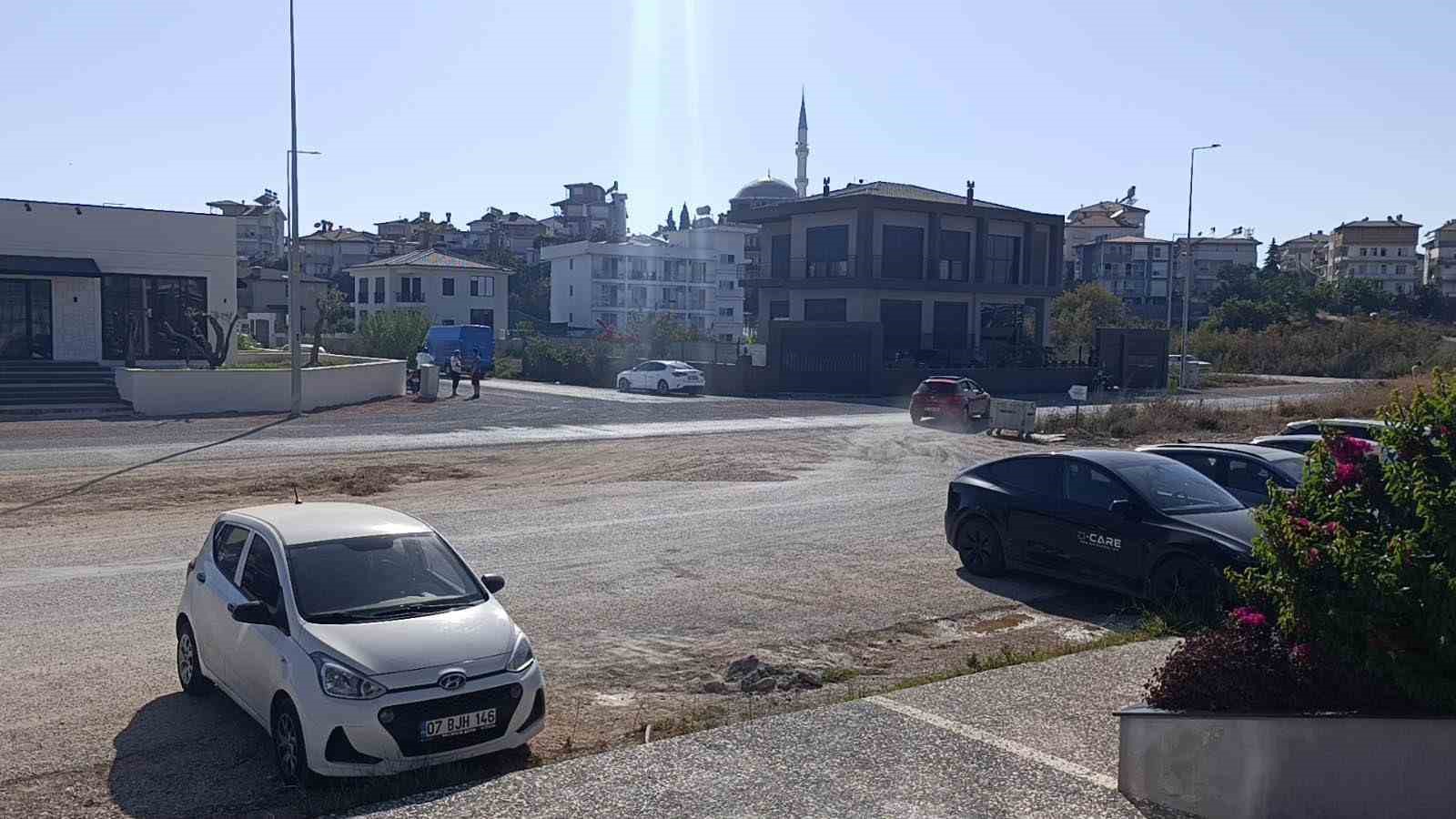 Antalya’da kargo aracıyla otomobil çarpıştı