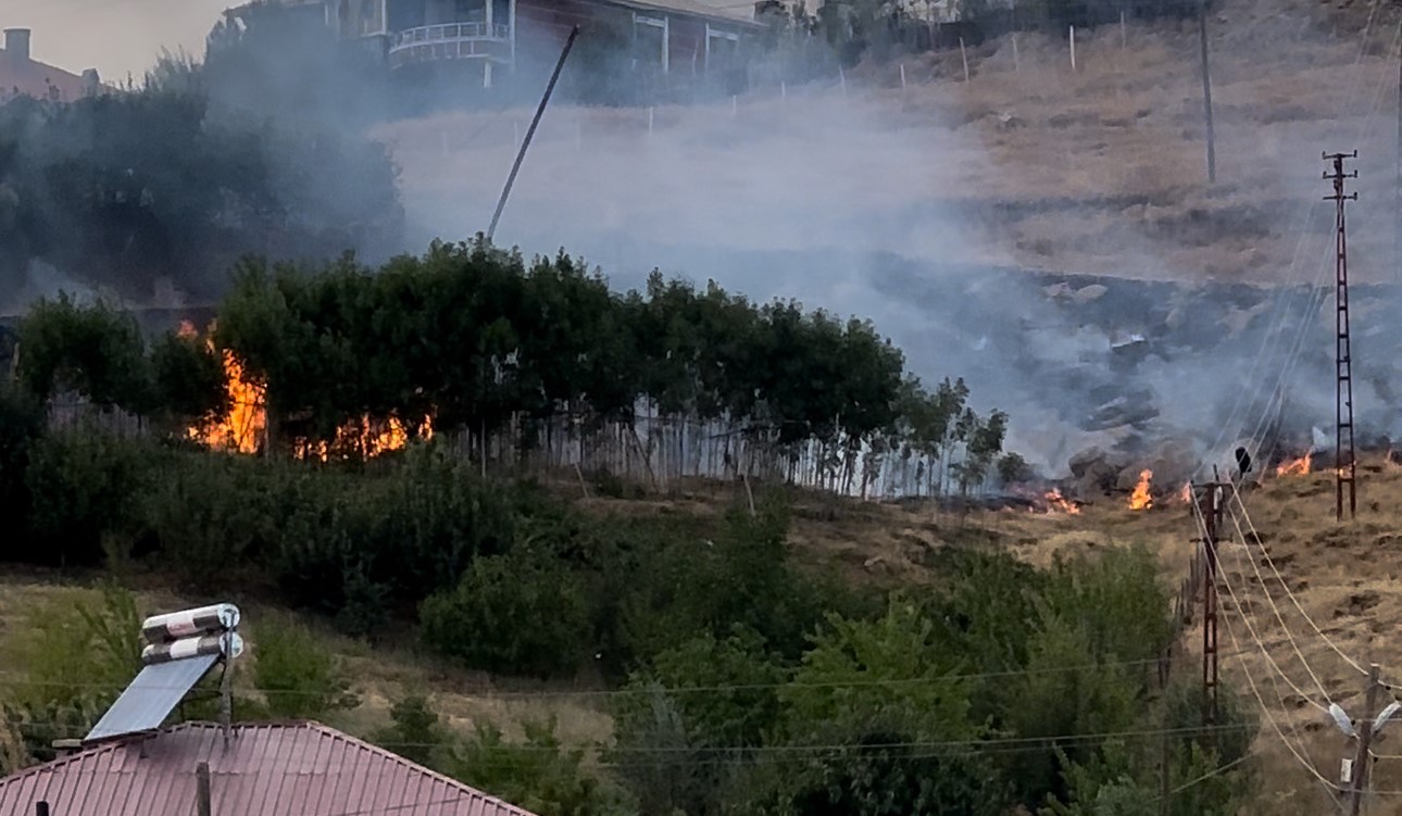 Yüksekova’da anız yangını