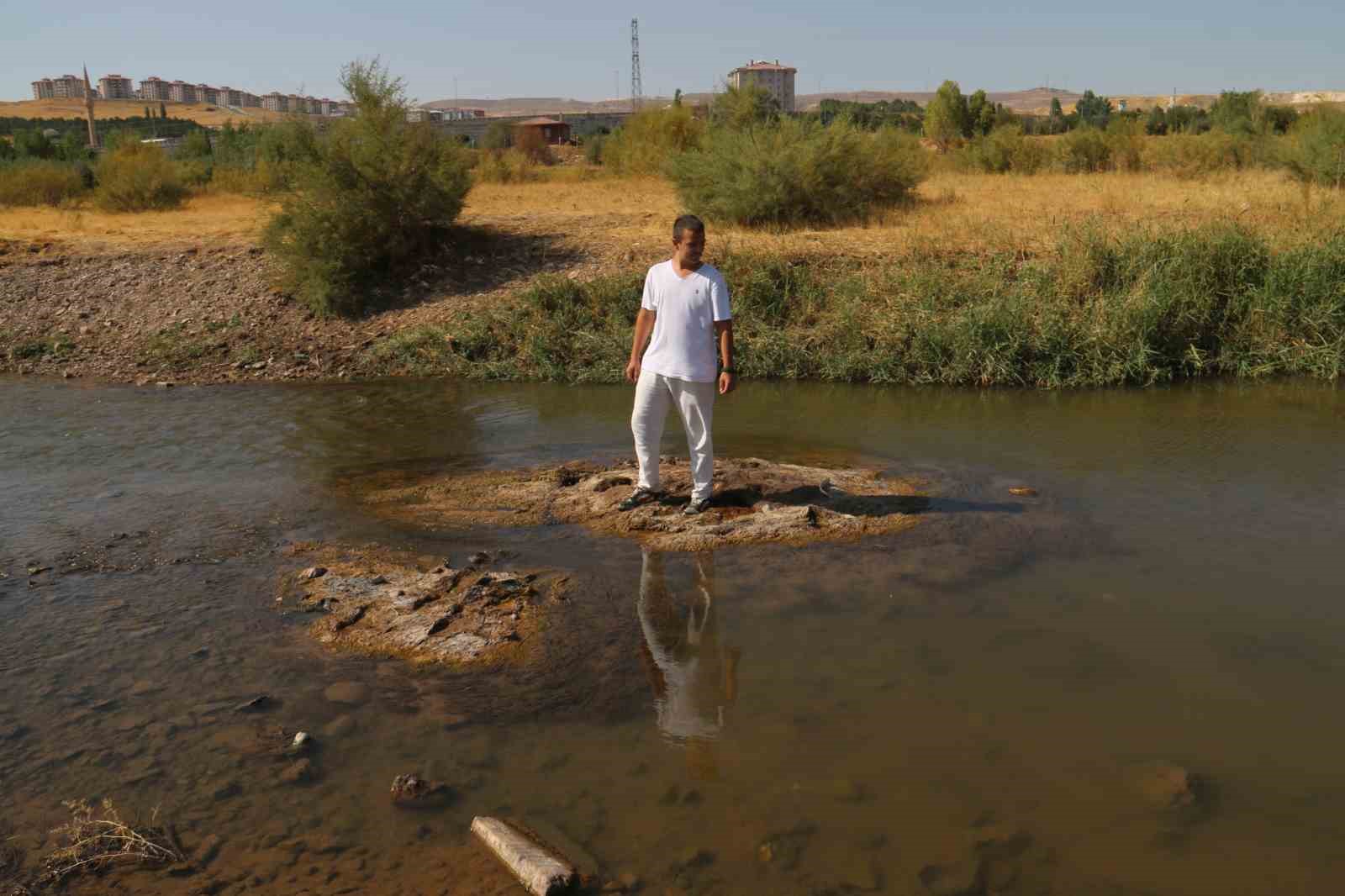 Kuraklık Türkiye’nin en uzun nehrini de vurdu, zemin görüntü adacıklar ortaya çıktı
