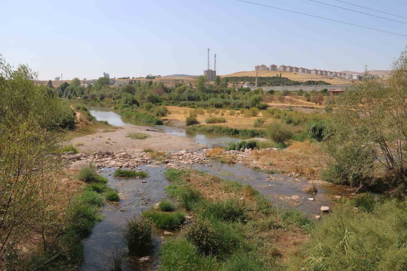 Kuraklık T&uuml;rkiye&rsquo;nin en uzun nehrini de vurdu, zemin g&ouml;r&uuml;nt&uuml; adacıklar ortaya &ccedil;ıktı
