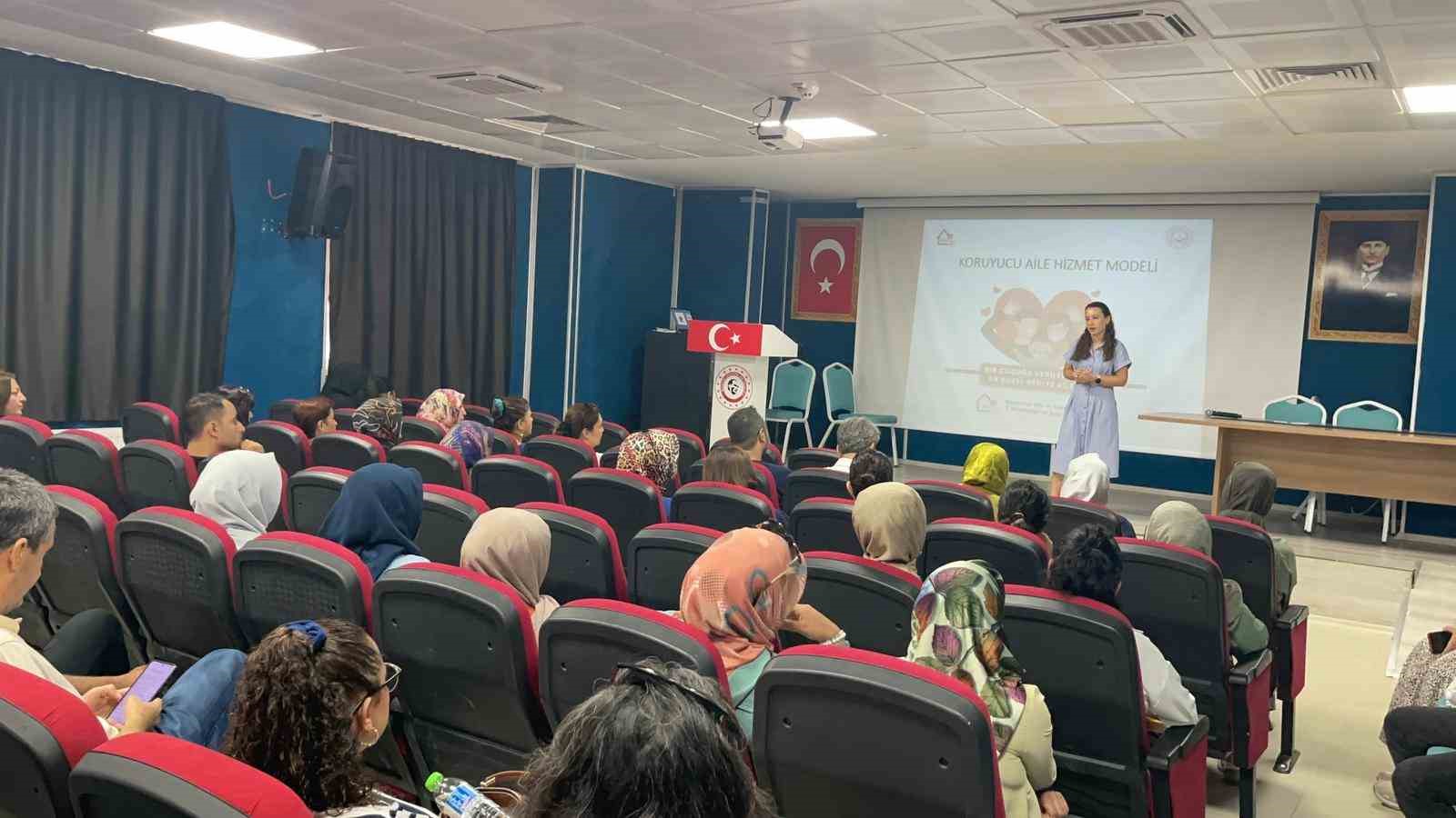 Osmaniye’de öğretmenlere koruyucu ailelik sistemi anlatıldı