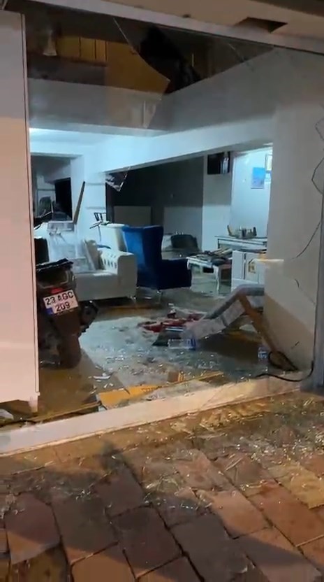 Motosiklet mobilya mağazasına girdi: 1 yaralı
