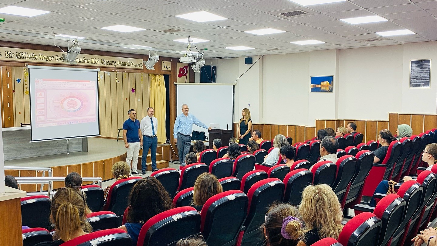 Kuşadası&rsquo;nda sınıf &ouml;ğretmenlerine y&ouml;nelik Maarif Modeli Semineri ger&ccedil;ekleştirildi
