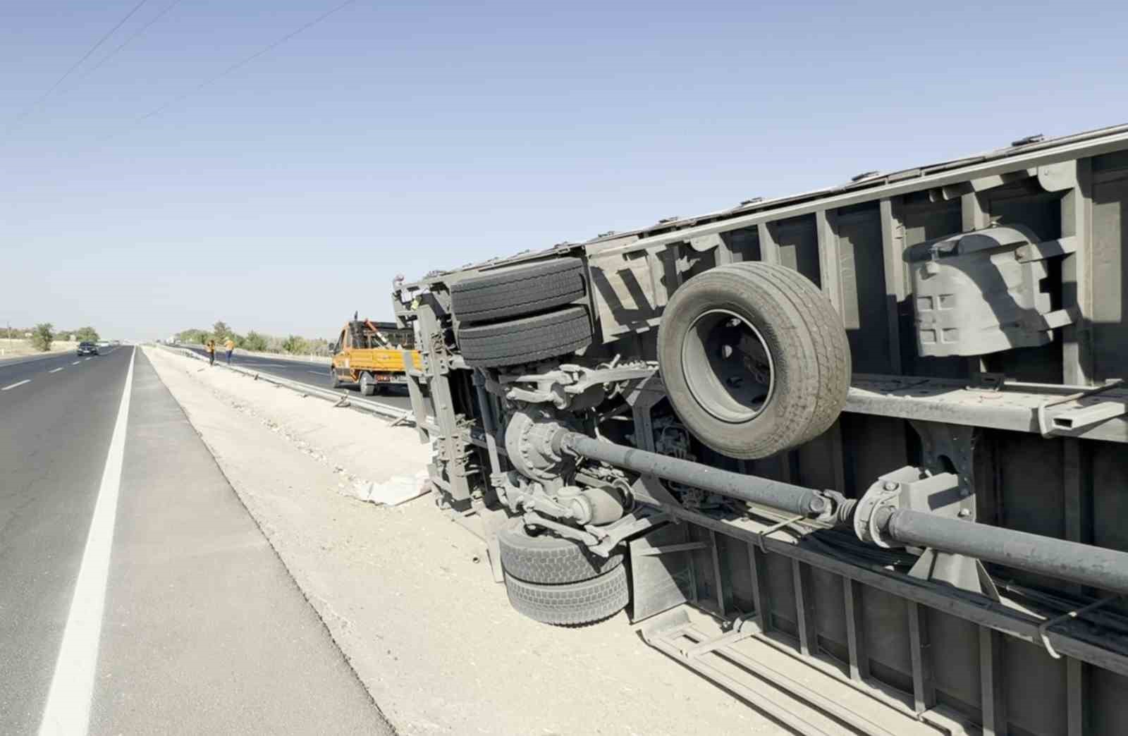 Bariyerlere &ccedil;arpan kamyonet yan yattı: 1 yaralı
