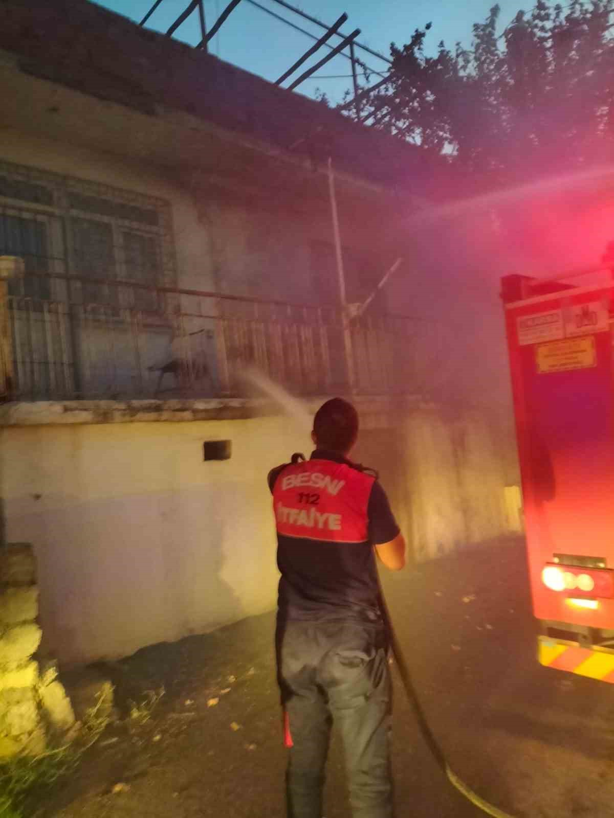 Ev yangını paniğe neden oldu