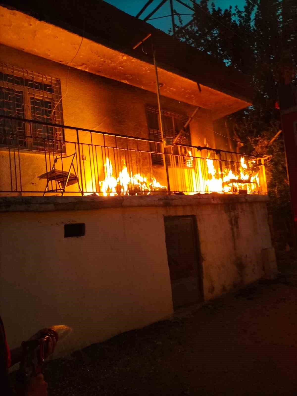 Ev yangını paniğe neden oldu