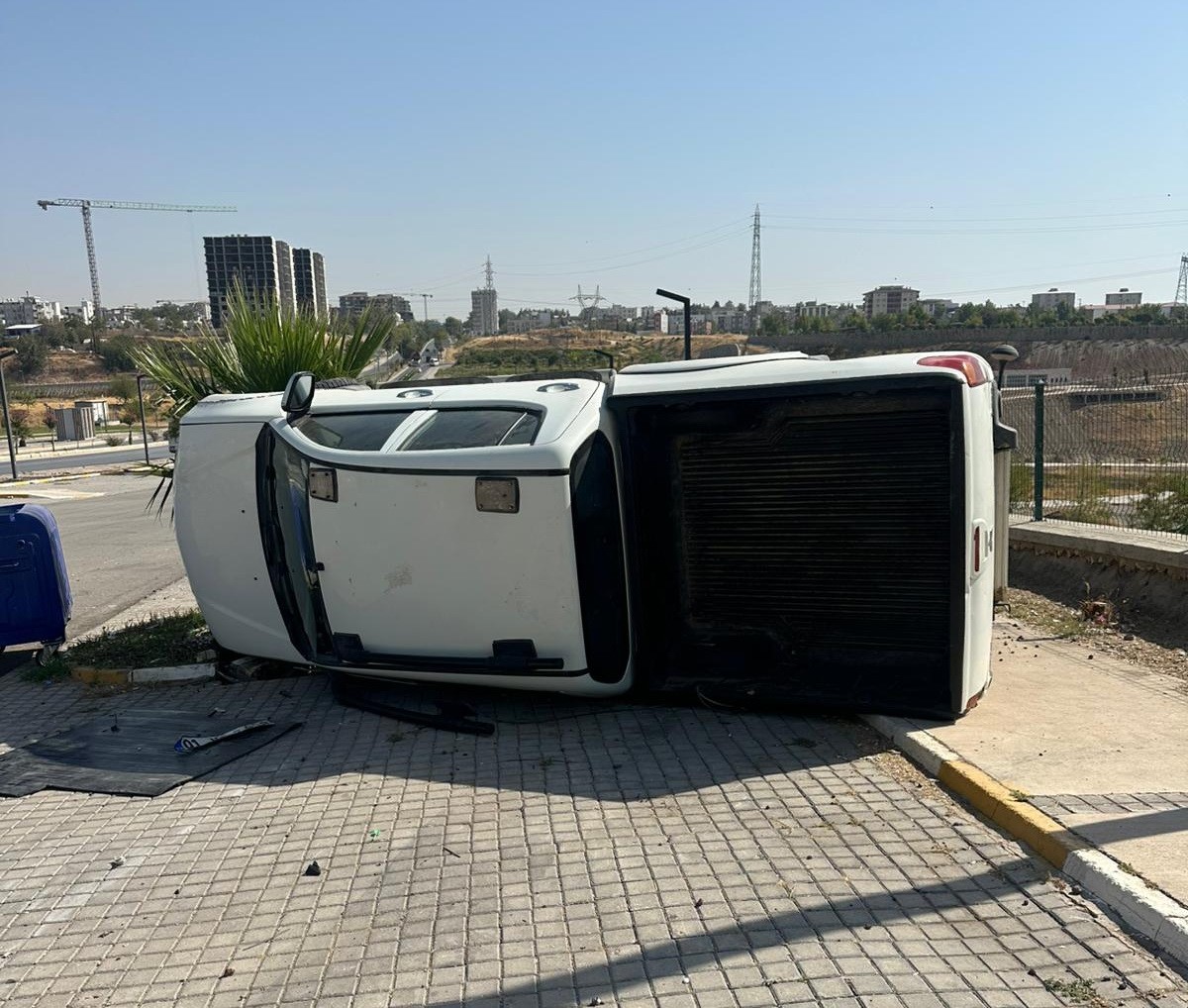 Kontrolden çıkan kamyonet takla attı