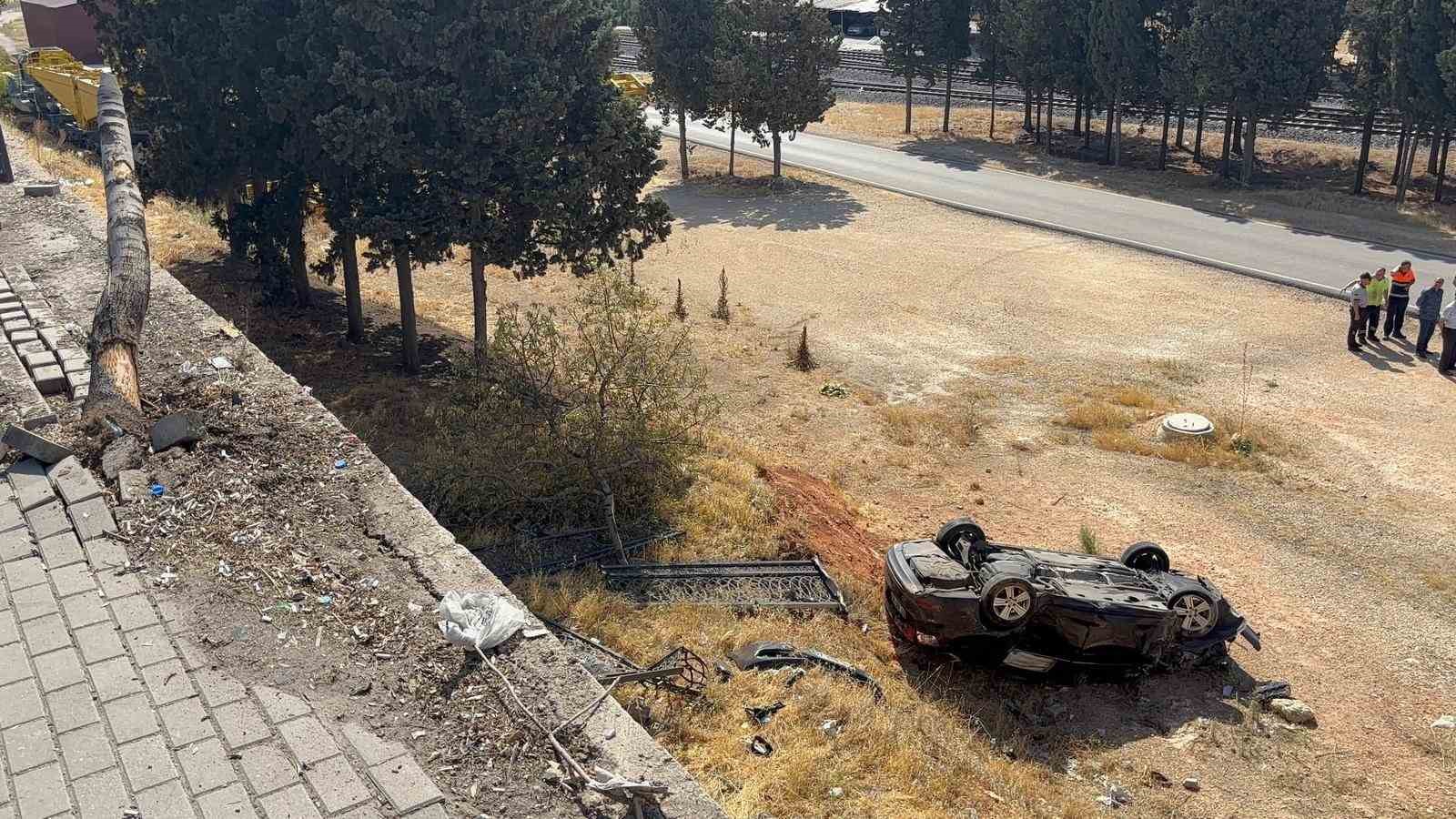 Gaziantep’te 5 metreden şarampole uçan otomobilin sürücüsü yaralandı
