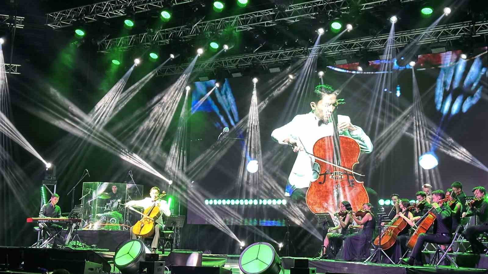 Türkçeyi dizilerden öğrenen Kazak çellist Oktyabr, dizi müzikleriyle hayran bıraktı