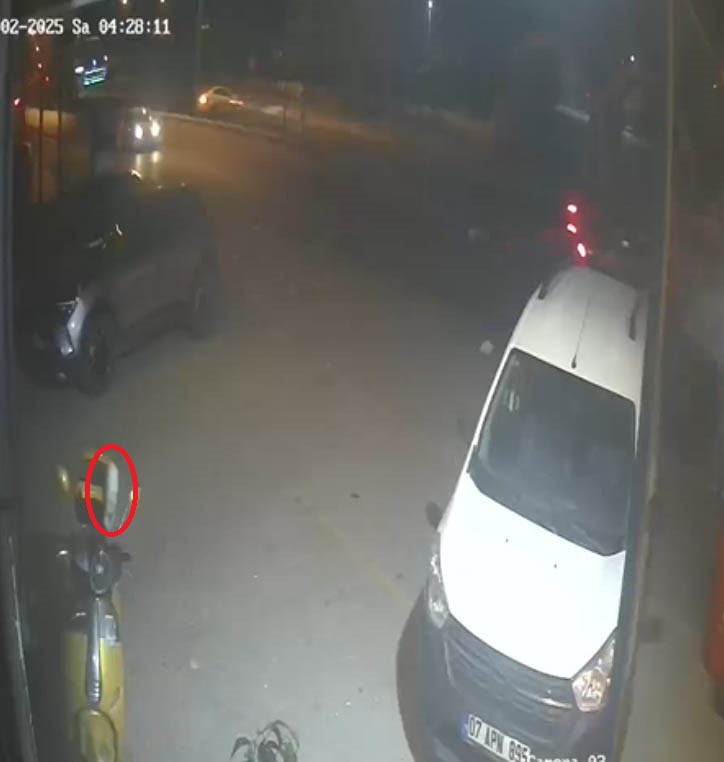 Kavşağa &ccedil;ıkan otomobili adeta bi&ccedil;ti, s&uuml;r&uuml;c&uuml; ara&ccedil;tan fırladı: 3 yaralı
