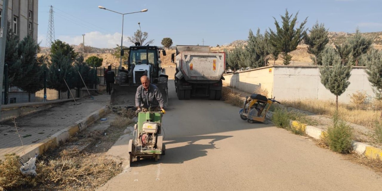 AKMERCAN’ın Şırnak’ta 1 yıl açıkta bıraktığı çukurları belediye onarıyor