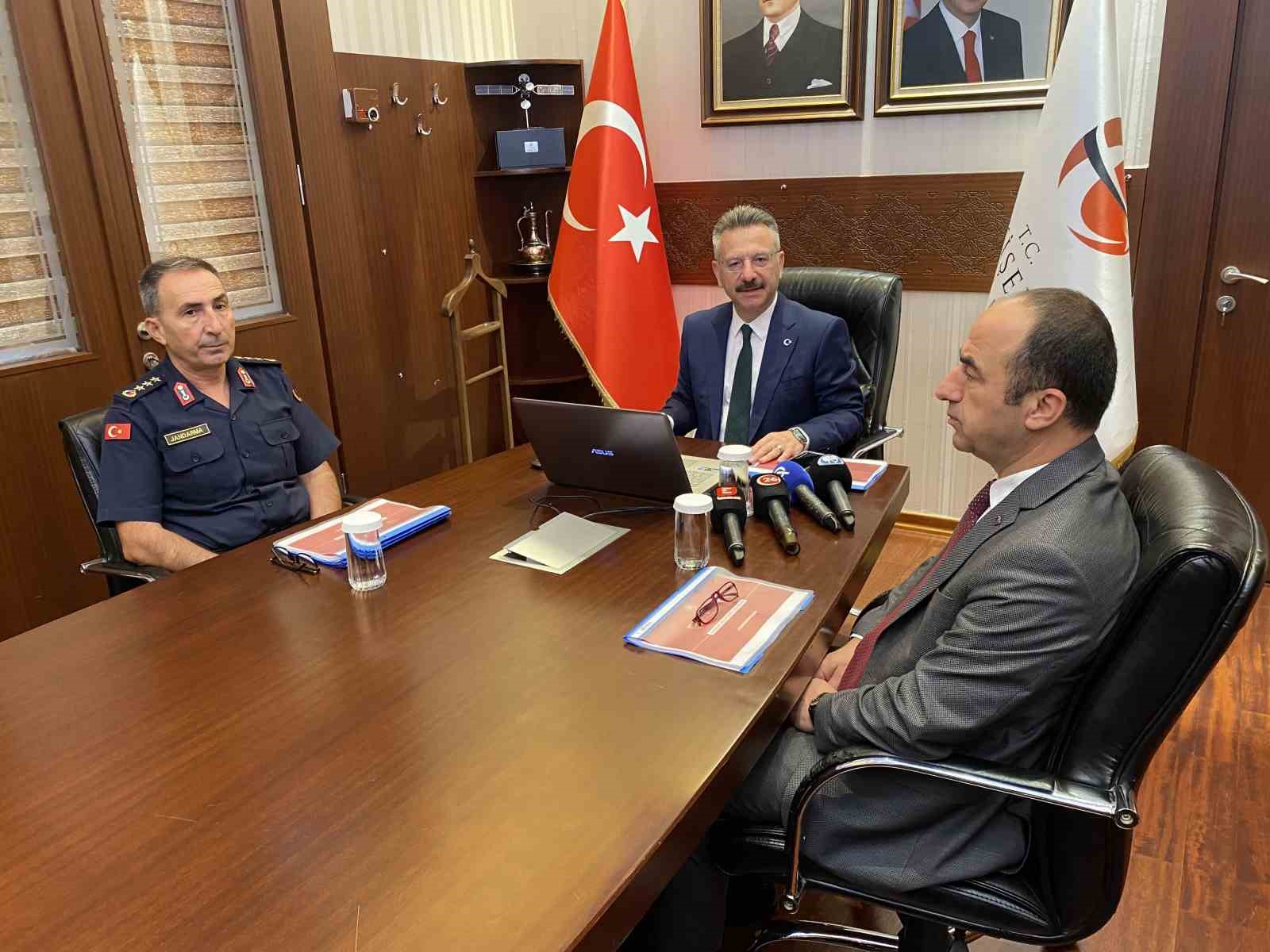 Vali H&uuml;seyin Aksoy, &rsquo;G&uuml;venlik Bilgilendirme Toplantısı&rsquo;nda a&ccedil;ıkladı
