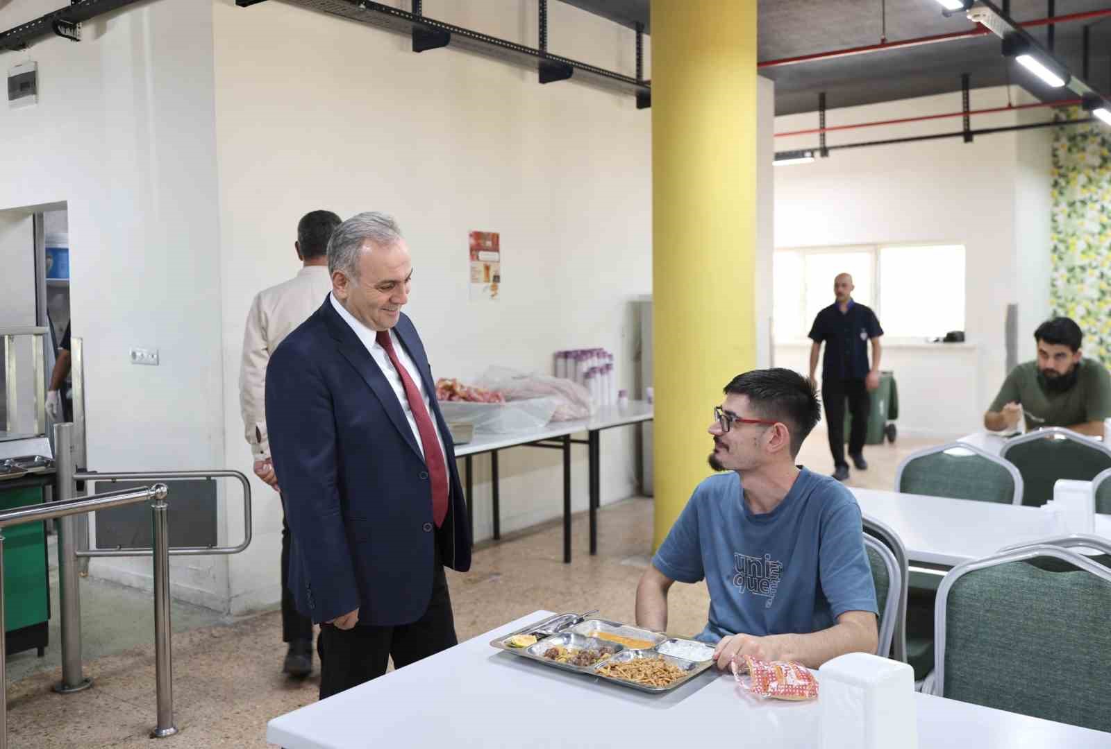 ERÜ Rektörü Altun, tıp fakültesi öğrencileri ile bir araya geldi