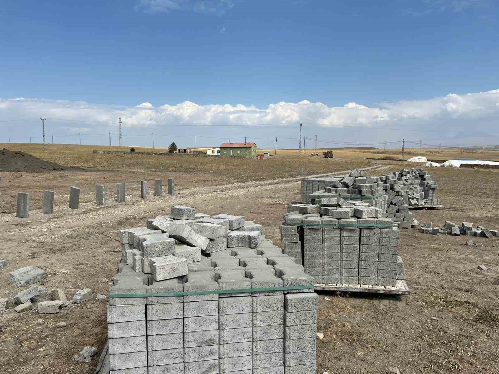 Akyaka’da köy içi yollar kilit parke taş döşeniyor