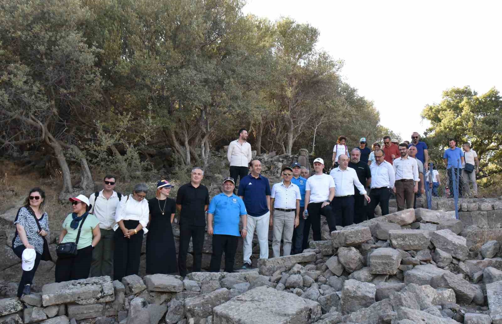 Aigai antik kentinde sağlık i&ccedil;in y&uuml;r&uuml;d&uuml;ler
